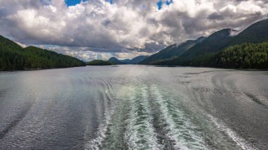 İngiltere 'nin Kolombiya, Kanada' da kıyı şeridi ve dağları olan güzel huzurlu doğa manzarası. 
