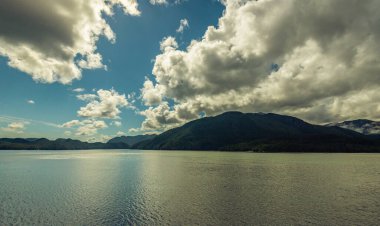 İngiltere 'nin Kolombiya, Kanada' da kıyı şeridi ve dağları olan güzel huzurlu doğa manzarası. 