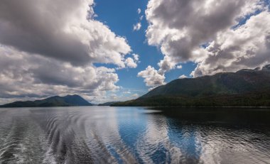 İngiltere 'nin Kolombiya, Kanada' da kıyı şeridi ve dağları olan güzel huzurlu doğa manzarası. 
