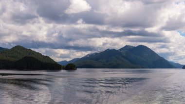 İngiltere 'nin Kolombiya, Kanada' da kıyı şeridi ve dağları olan güzel huzurlu doğa manzarası. 