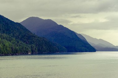 İngiltere 'nin Kolombiya, Kanada' da kıyı şeridi ve dağları olan güzel huzurlu doğa manzarası. 