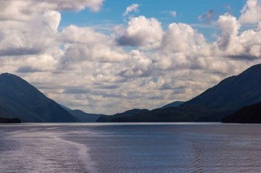 İngiltere 'nin Kolombiya, Kanada' da kıyı şeridi ve dağları olan güzel huzurlu doğa manzarası. 