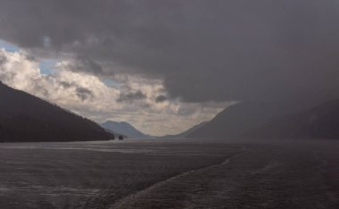 İngiltere 'nin Kolombiya, Kanada' da kıyı şeridi ve dağları olan güzel huzurlu doğa manzarası. 