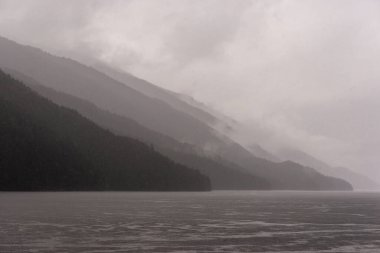 İngiltere 'nin Kolombiya, Kanada' da kıyı şeridi ve dağları olan güzel huzurlu doğa manzarası. 