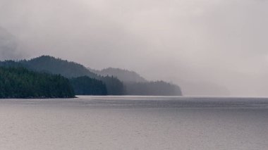 İngiltere 'nin Kolombiya, Kanada' da kıyı şeridi ve dağları olan güzel huzurlu doğa manzarası. 