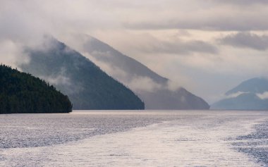 İngiltere 'nin Kolombiya, Kanada' da kıyı şeridi ve dağları olan güzel huzurlu doğa manzarası. 