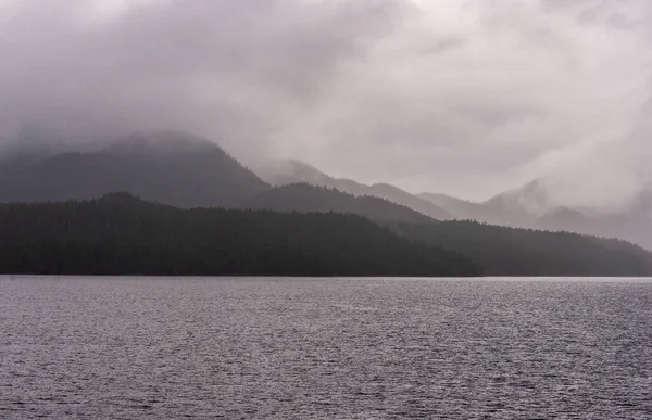 位于加拿大哥伦比亚郊区的美丽而宁静的海岸线和山脉自然景观 — 图库照片