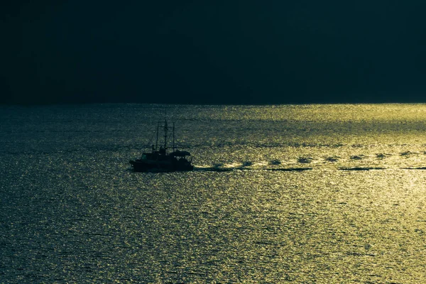 在英国哥伦比亚的平静水中漂流的小船 加拿大 — 图库照片
