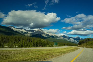 Banff Ulusal Parkı 'ndaki görkemli dağlar, Alberta, Kanada