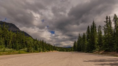 Alberta, Kanada 'daki güzel dağ manzarası