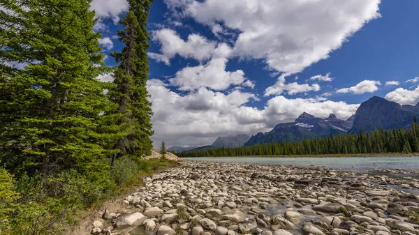 Pemandangan Alam Megah Dengan Gunung Sungai Alberta Canada — Stok Foto