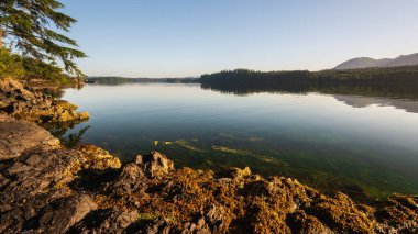 Güzel, sakin doğal manzara manzaralı göl ve dağlar.