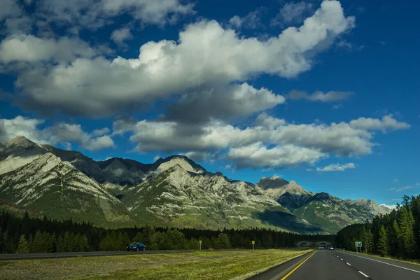 Bela Paisagem Montanhosa Alberta Canadá — Fotografia de Stock