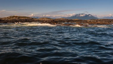 Sahil şeridi ve manzaralı dağları olan güzel, huzurlu doğal bir manzara. 