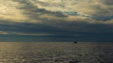 Sahil şeridi ve manzaralı dağları olan güzel, huzurlu doğal bir manzara. 