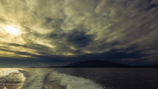 Beau Paysage Naturel Paisible Avec Littoral Montagnes Pittoresques — Photo