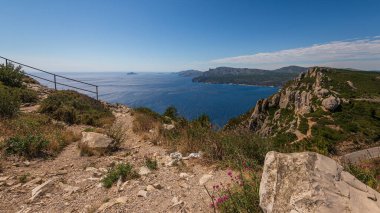 Deniz manzaralı güzel huzurlu doğa manzarası, Akdeniz kıyısı