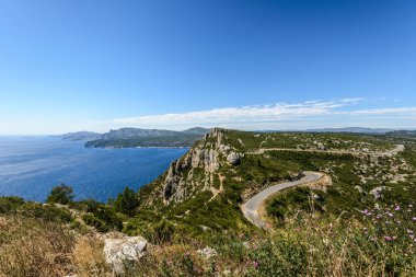 Deniz manzaralı güzel huzurlu doğa manzarası, Akdeniz kıyısı