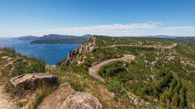 Deniz manzaralı güzel huzurlu doğa manzarası, Akdeniz kıyısı
