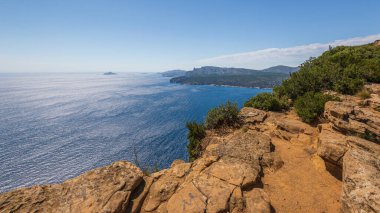 Deniz manzaralı güzel huzurlu doğa manzarası, Akdeniz kıyısı