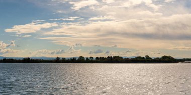 Huzurlu kırsal alan ve ilkbaharda rıhtımı olan güzel kırsal manzara 