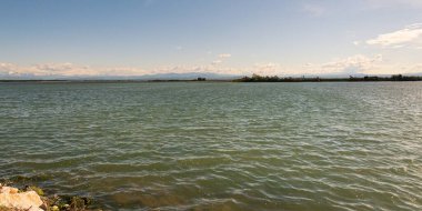 Huzurlu kırsal alan ve ilkbaharda rıhtımı olan güzel kırsal manzara 