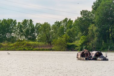 Gün batımında Mincio Nehri manzarası Lombardy, İtalya