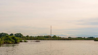 Gün batımında Mincio nehrinin güzel doğal manzarası, Lombardy, İtalya
