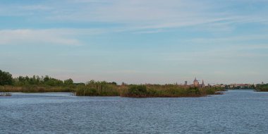 Gün batımında Mincio Nehri manzarası Lombardy, İtalya