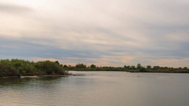 Gün batımında Mincio nehrinin güzel doğal manzarası, Lombardy, İtalya