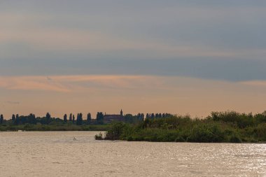 Sabahları Mincio nehrinin güzel manzarası, Lombardy, İtalya