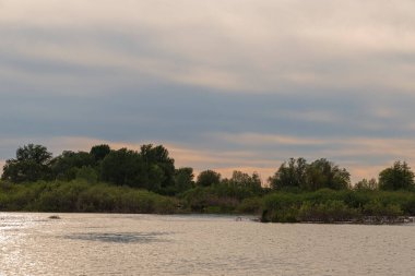 Sabahları Mincio nehrinin güzel manzarası, Lombardy, İtalya