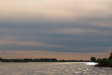Sabahları Mincio nehrinin güzel manzarası, Lombardy, İtalya