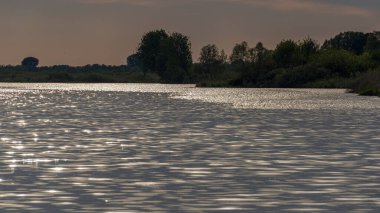Gün batımında Mincio Nehri manzarası Lombardy, İtalya