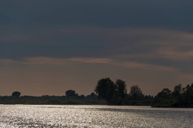 Gün batımında Mincio Nehri manzarası Lombardy, İtalya