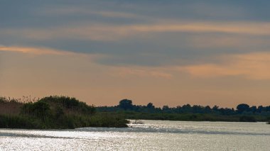 Gün batımında Mincio Nehri manzarası Lombardy, İtalya