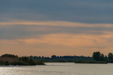 Gün batımında Mincio nehrinin güzel doğal manzarası, Lombardy, İtalya