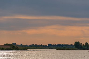 Lombardy, İtalya 'daki Mincio Nehri' nin güzel doğal manzarası.