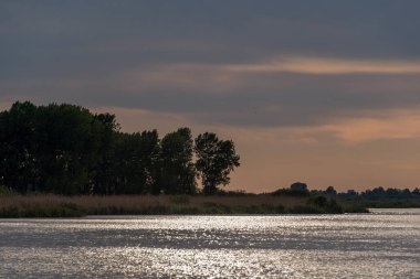 Gün batımında Mincio nehrinin güzel doğal manzarası, Lombardy, İtalya