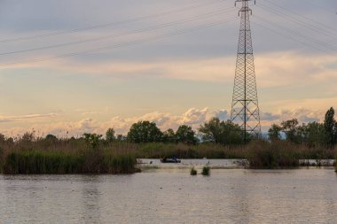 Gün batımında Mincio Nehri manzarası Lombardy, İtalya