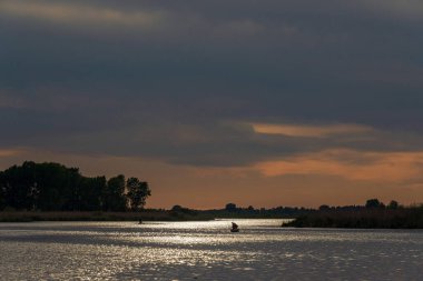 Sabahları Mincio nehrinin güzel manzarası, Lombardy, İtalya