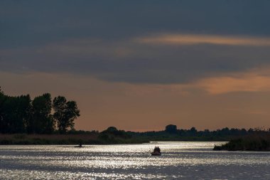 Lombardy, İtalya 'daki Mincio Nehri' nin güzel doğal manzarası.
