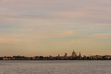 Gün batımında Mincio Nehri manzarası Lombardy, İtalya