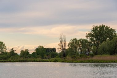 Lombardy, İtalya 'da güzel doğal manzara ve kırsal manzara 