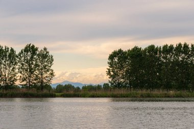 Lombardy, İtalya 'da güzel doğal manzara ve kırsal manzara 