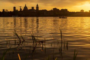 Sabahları Mincio nehrinin güzel manzarası, Lombardy, İtalya