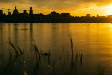 Lombardy, İtalya 'daki Mincio Nehri' nin güzel doğal manzarası.