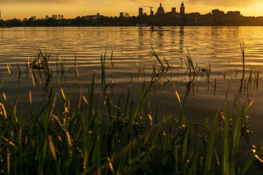 Gün batımında Mincio Nehri manzarası Lombardy, İtalya