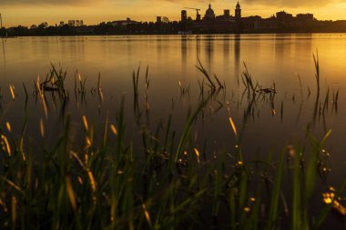 Gün batımında Mincio nehrinin güzel doğal manzarası, Lombardy, İtalya
