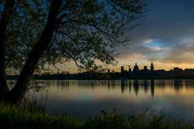 Gün batımında Mincio Nehri manzarası Lombardy, İtalya